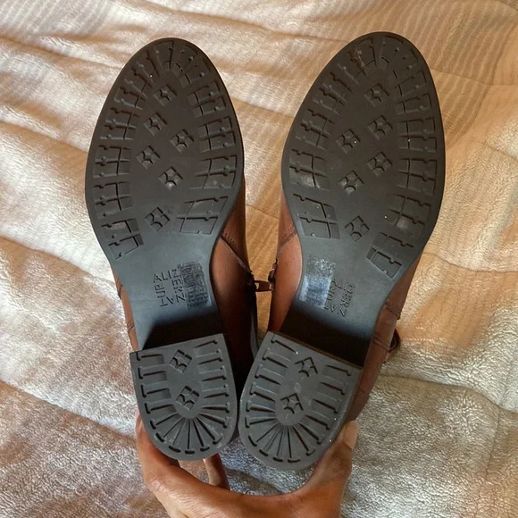 Comfy Naturalizer waterproof booties. Worn twice. Great condition. - Picture 4 of 9